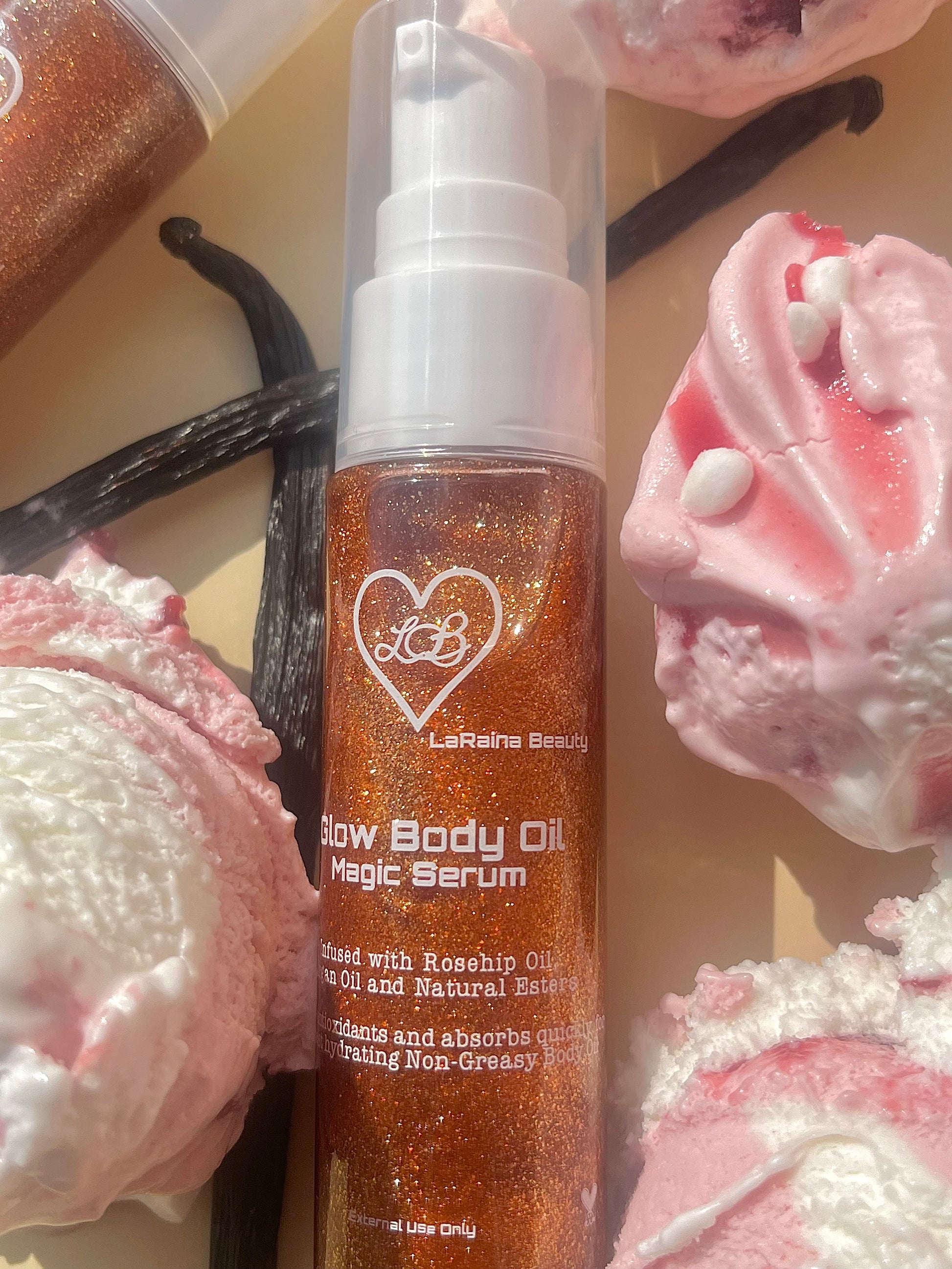 Bronze Heat is a Shimmer body oil with a soft gel texture, for an hydrating radiant skin that leaves a warm bronze golden glow. This glow elixir is Made with plant oils and biodegradable glitter, the luminous body care serum brings a captivating experience to life with a sweet raspberry ripple scent.