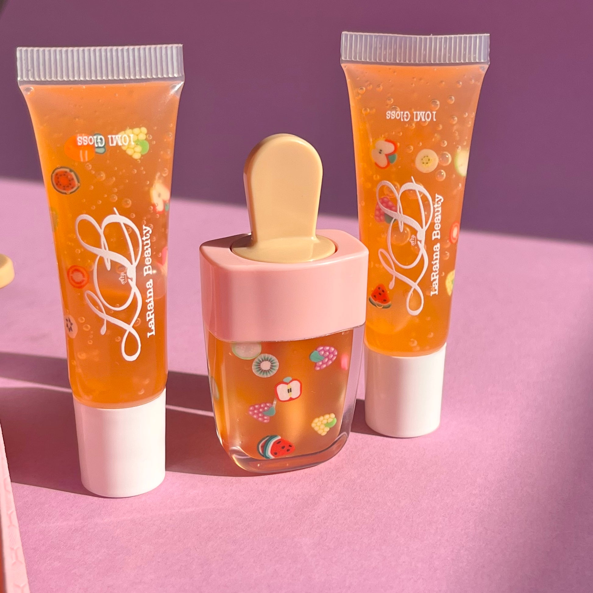 Bold, summer tropical fruit punch-flavoured lip gloss with a juicy scent and mirror-like shine. Smooths and moisturises dry lips with a buttery texture that feels comfortable and lasts. A flavourful gloss experience with serious hydration.