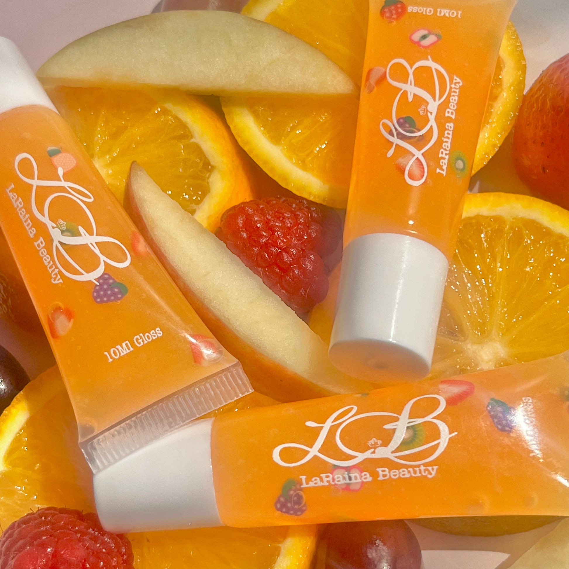 Bold, summer tropical fruit punch-flavoured lip gloss with a juicy scent and mirror-like shine. Smooths and moisturises dry lips with a buttery texture that feels comfortable and lasts. A flavourful gloss experience with serious hydration.
