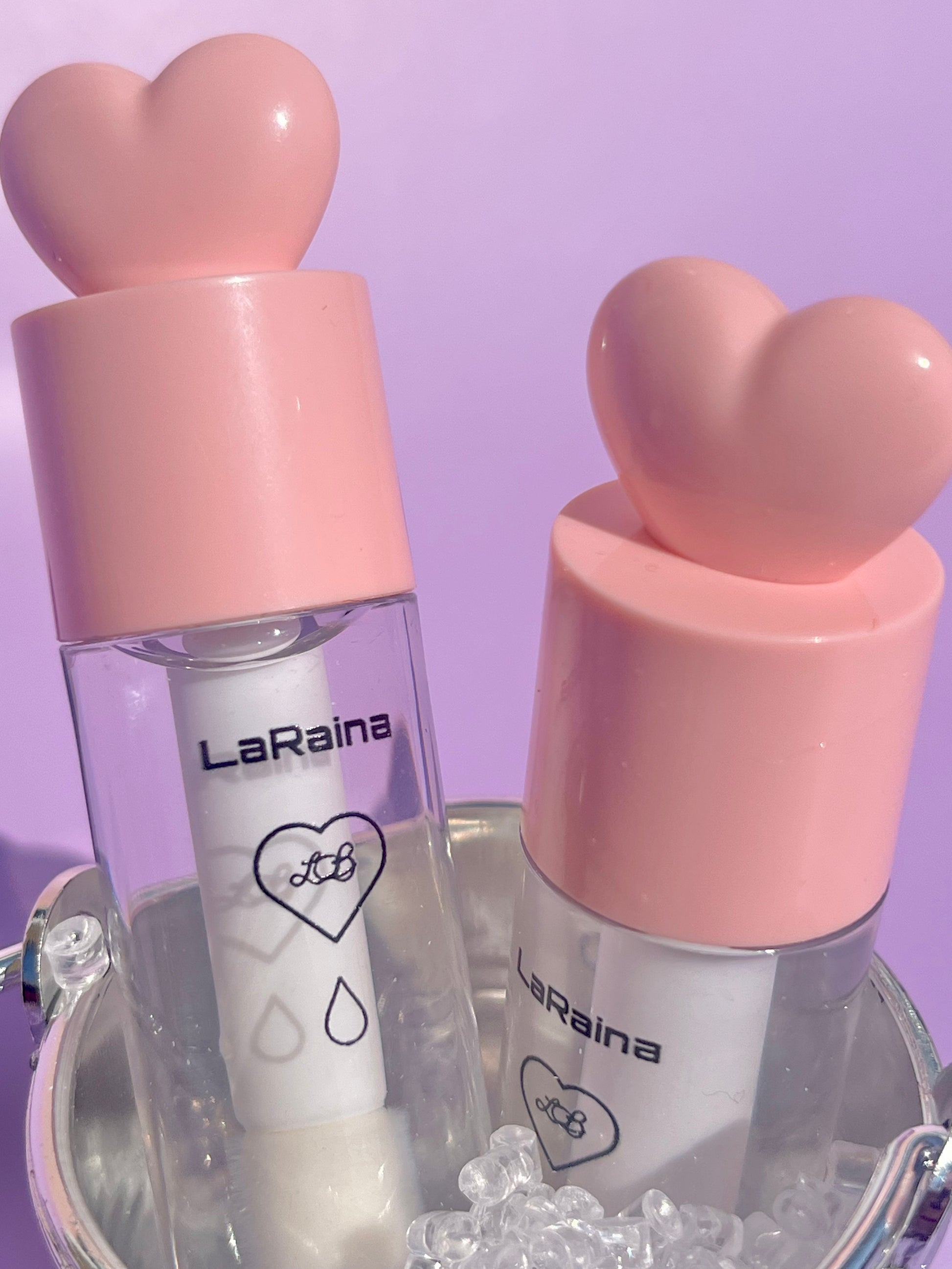 Crystal-clear lip gloss with a glass-like shine. Instantly hydrates and smooths lips, leaving a soft, plump finish that wears comfortably throughout the day. Ideal for dry lips or as a glossy topper for extra dimension.