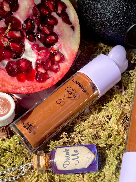 Coffee-flavoured lip gloss with a high-shine shimmer finish and autumn-dark and fruity pomegranate scent. Soothes and softens lips while locking in moisture for hours of glossy wear. Lightweight and non-sticky for everyday hydration and glow.